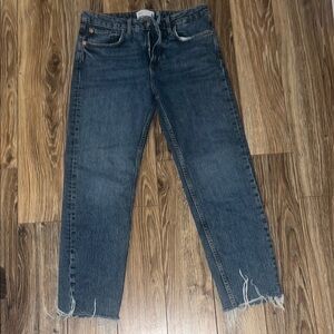 Zara women’s Denim Jeans with Contrast Stitching and raw hem size 8